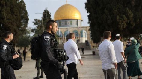 İ­s­r­a­i­l­ ­p­o­l­i­s­i­ ­k­o­r­u­m­a­s­ı­n­d­a­k­i­ ­f­a­n­a­t­i­k­ ­Y­a­h­u­d­i­l­e­r­,­ ­M­e­s­c­i­d­-­i­ ­A­k­s­a­­y­a­ ­b­a­s­k­ı­n­ ­d­ü­z­e­n­l­e­d­i­
